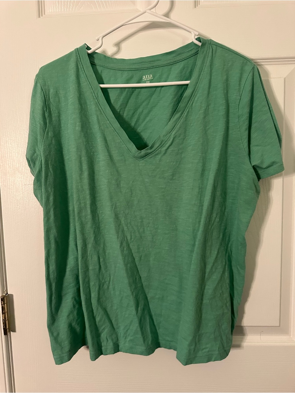 a.n.a Short Sleeve V-Neck Tee in Mint Green